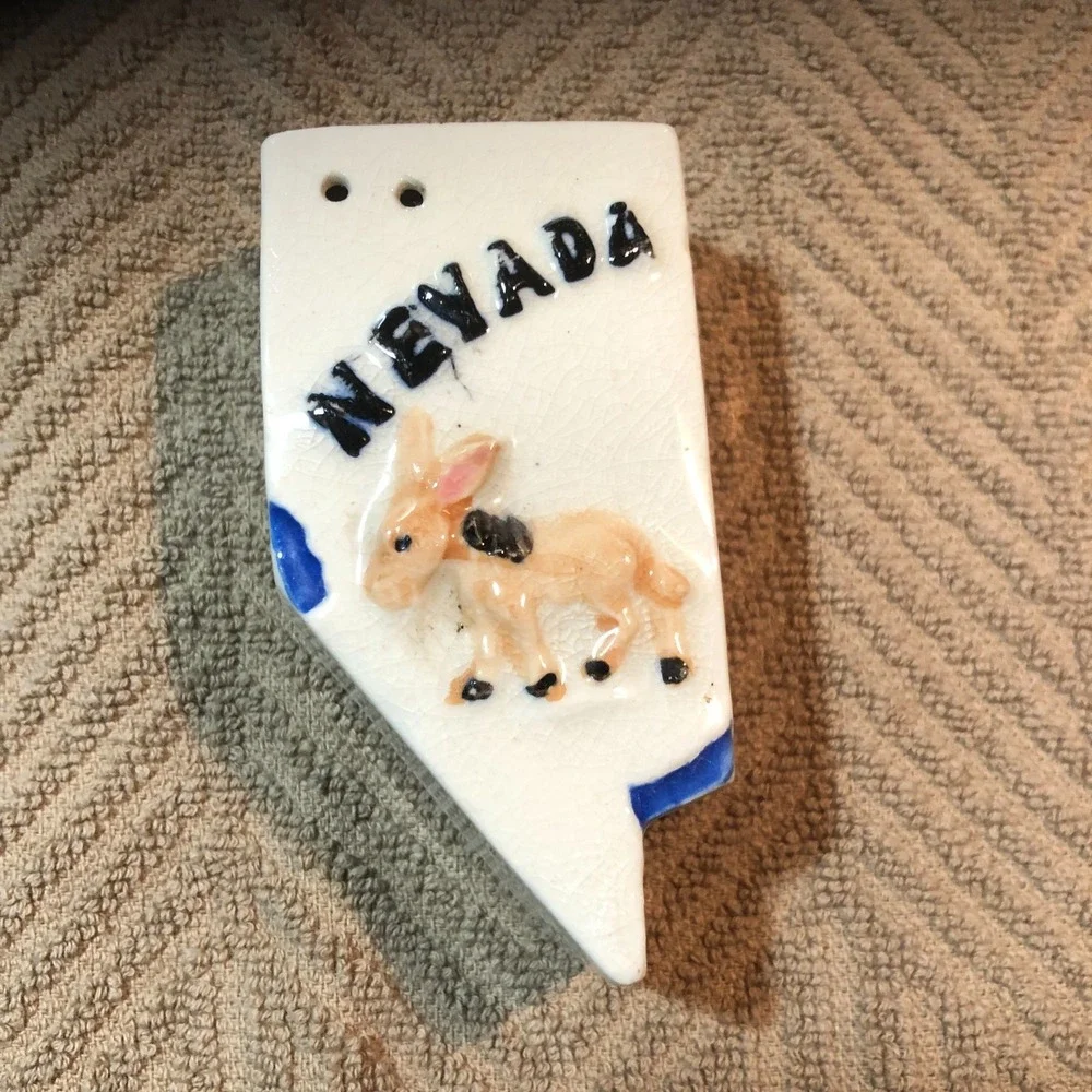Vintage Parkcraft NEVADA State Shaped Salt or Pepper Shaker